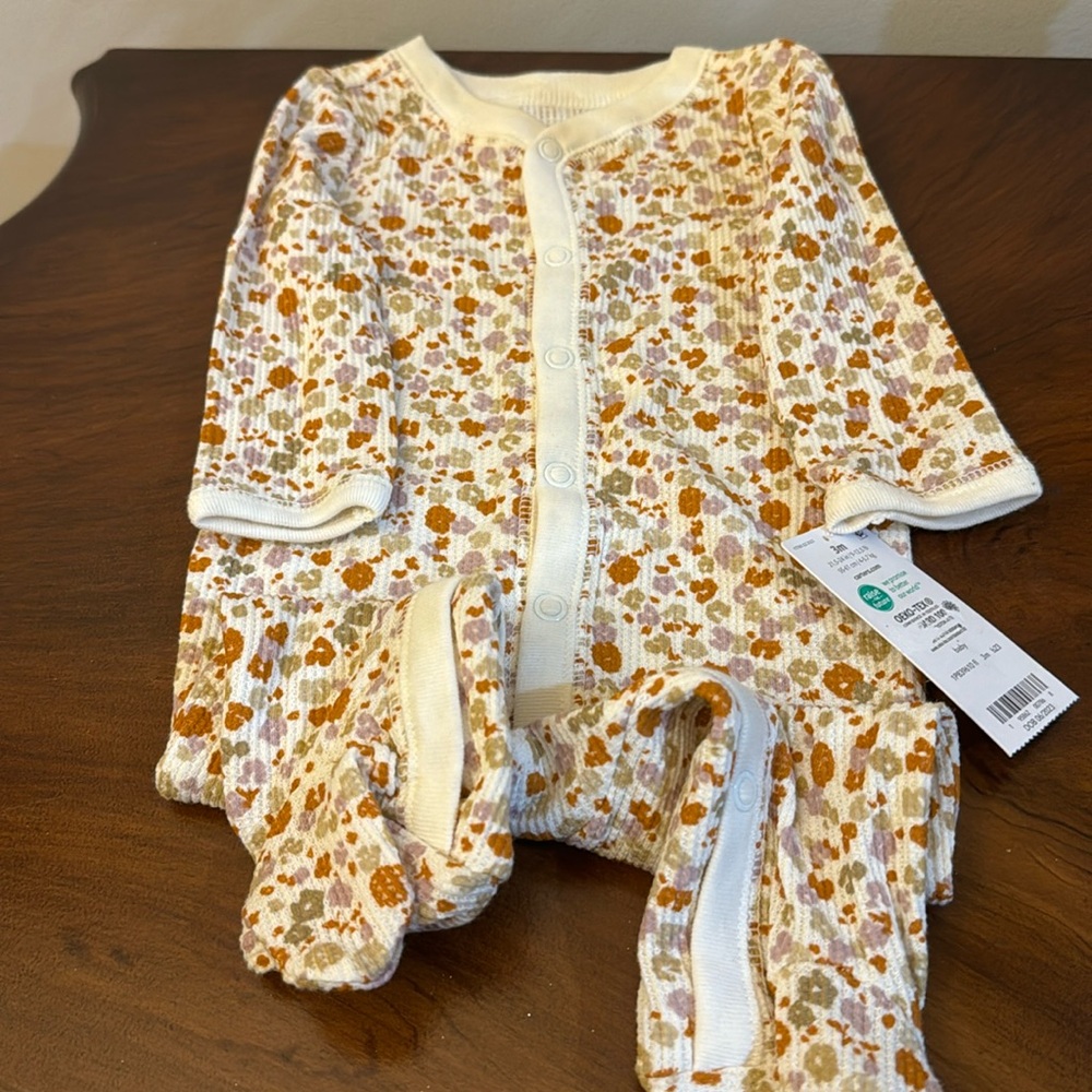 Carter’s girls size 3 months outfit with feet